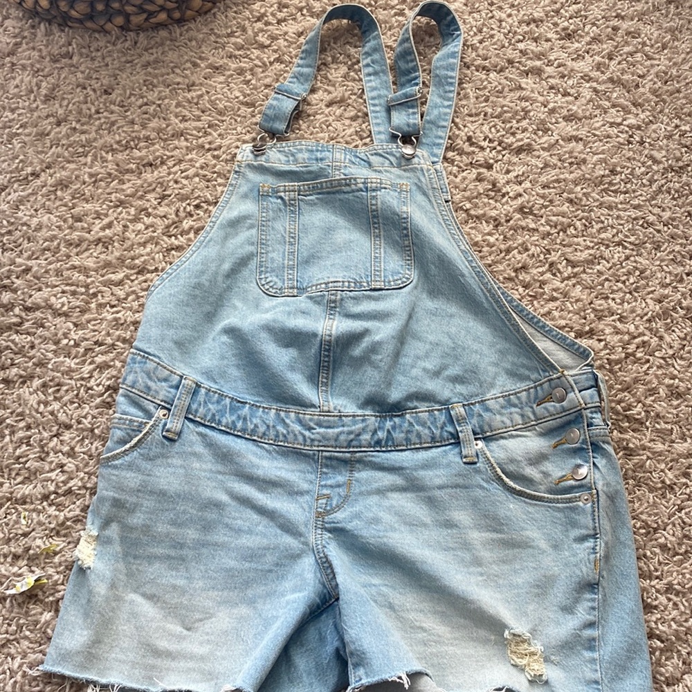 Isabel maternity / distressed short overalls.